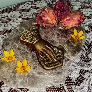 ✨ Vintage Brass Hand Clip - Versatile Bookmark, Journal Companion, Letter Holder